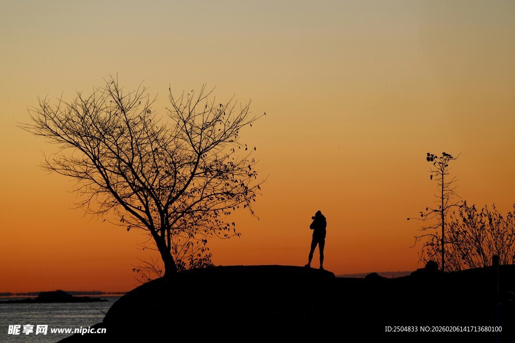 夕阳下的孤独身影