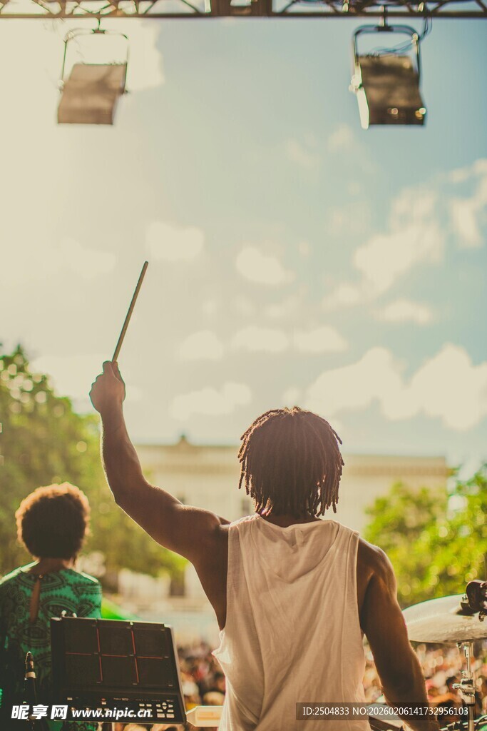 户外音乐节狂热乐迷