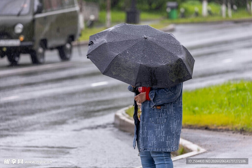雨中撑伞的孤独身影
