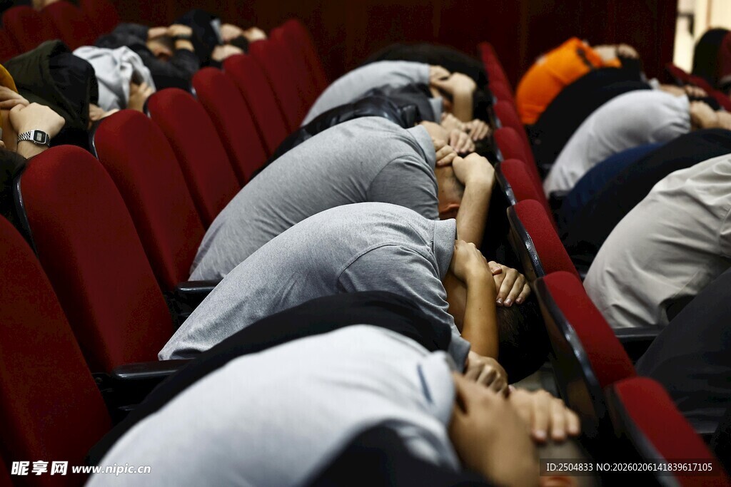 观众席上低头休息的人们