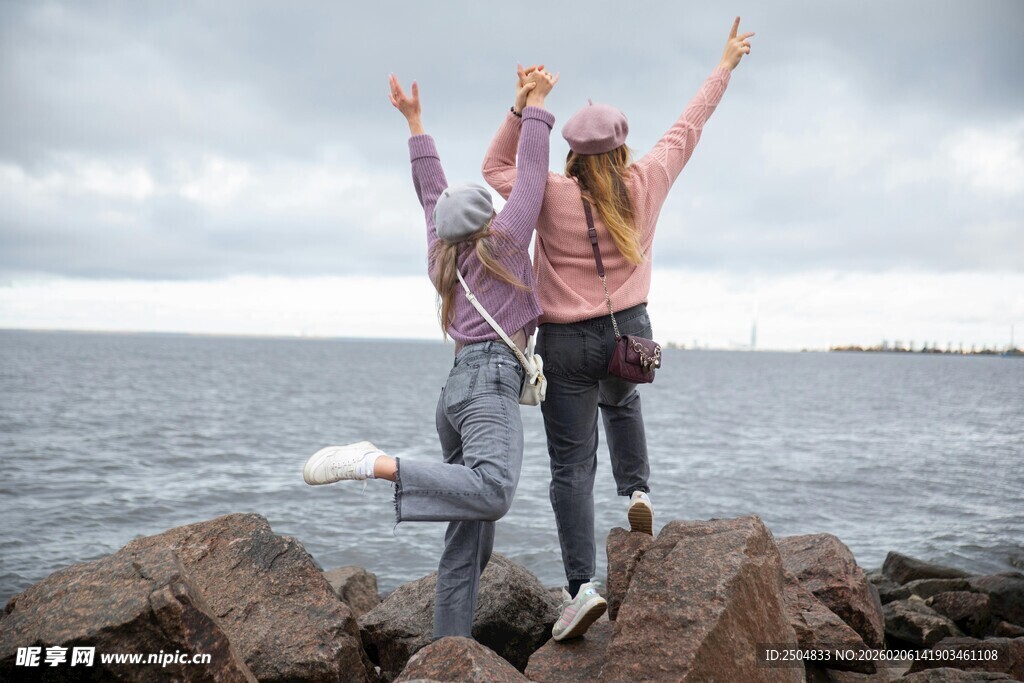 海边岩石上的欢乐跳跃