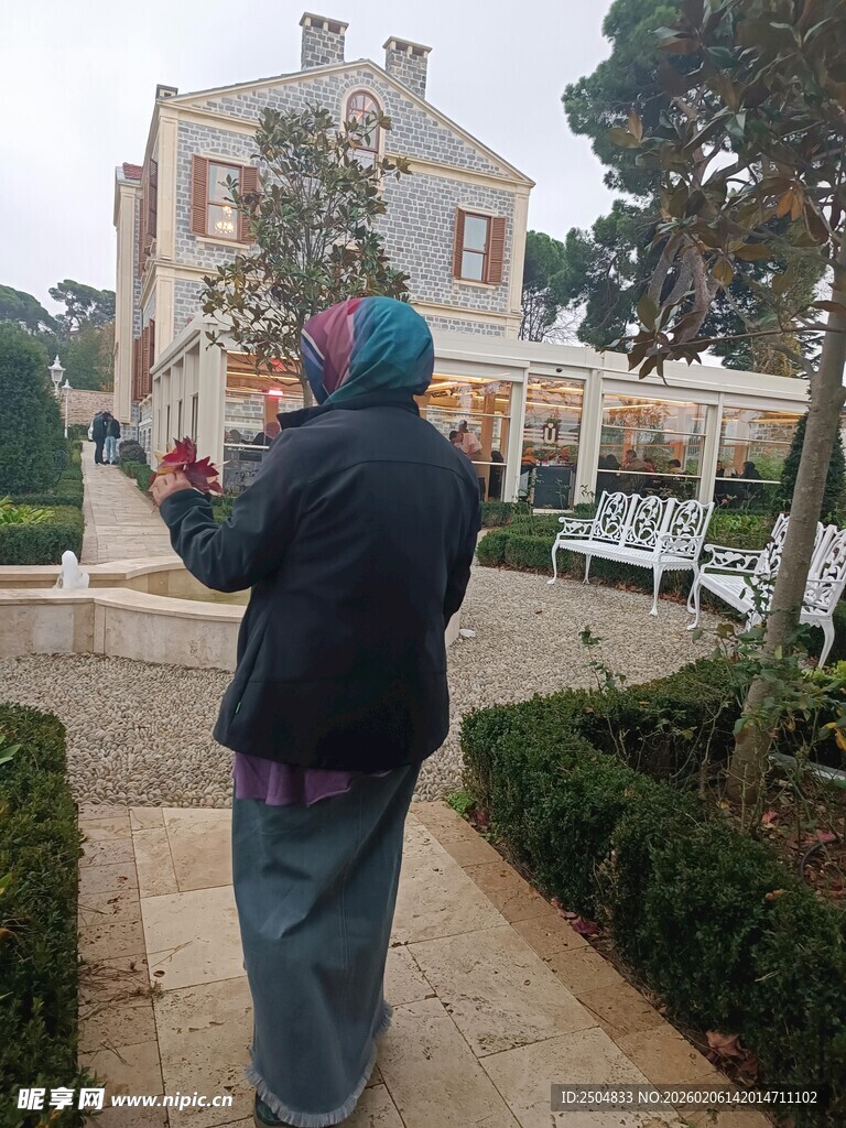  客在庭院中拍照赏景