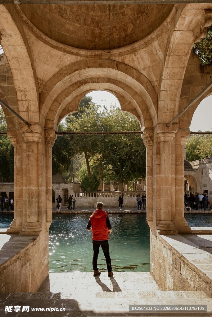 拱形建筑下的独行者