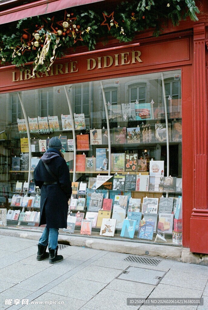街边红书店前驻足的人