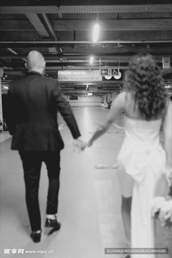 新婚夫妇牵手漫步