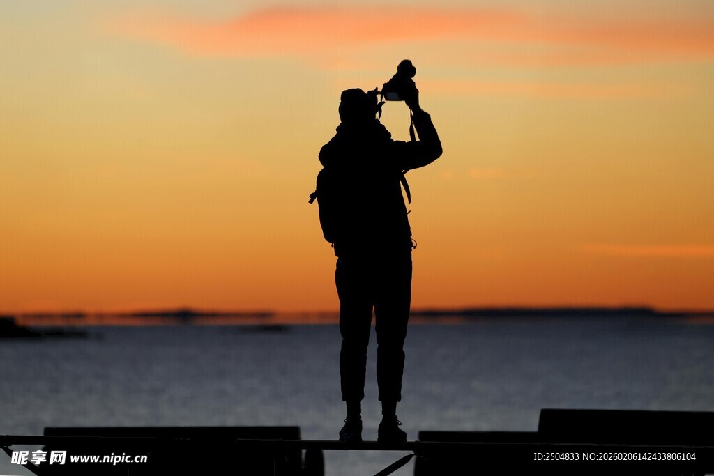 海边黄昏女子举杯剪影