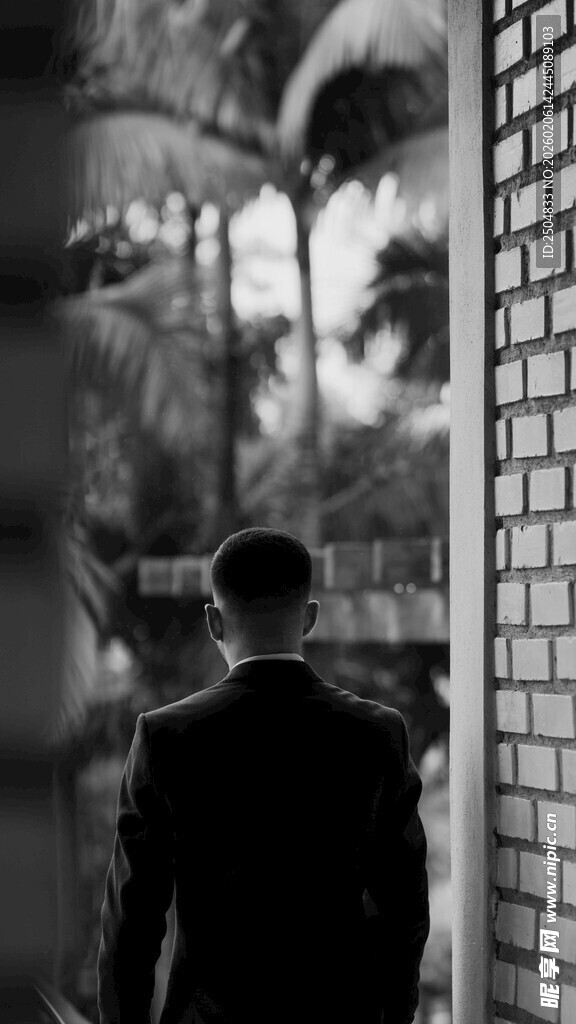 男子于城市中独自行走