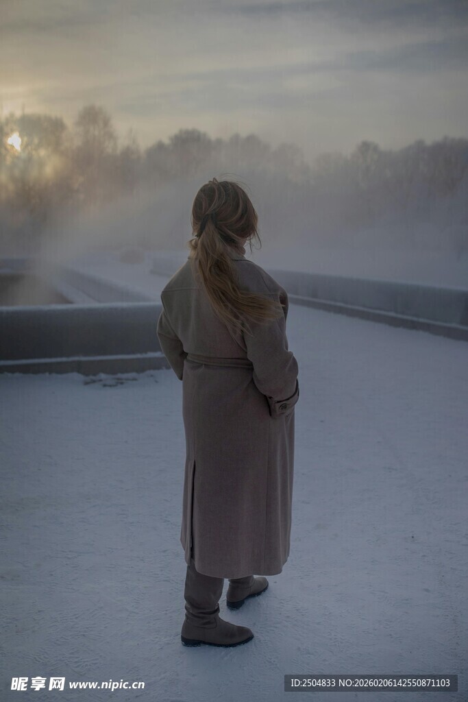 雪天中独自伫立的身影