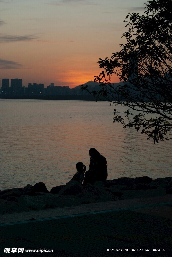湖畔黄昏下的静谧二人时光