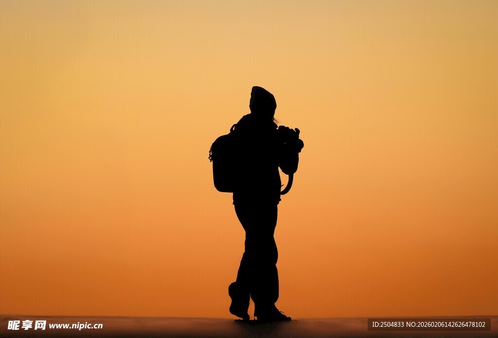 夕阳下的背包旅人