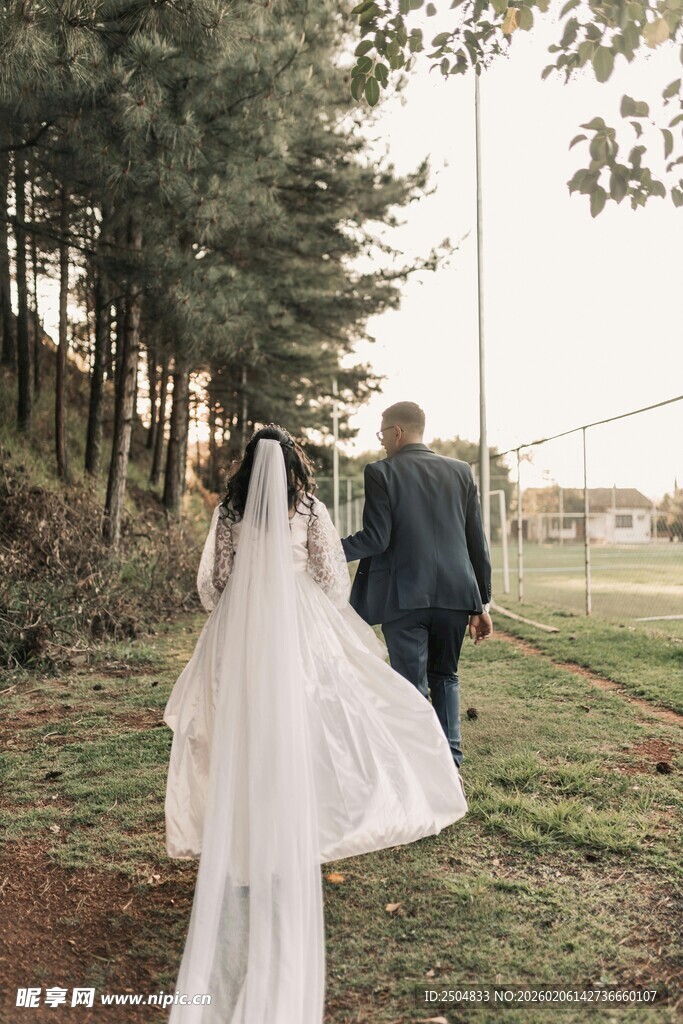 新婚夫妇漫步林间小道