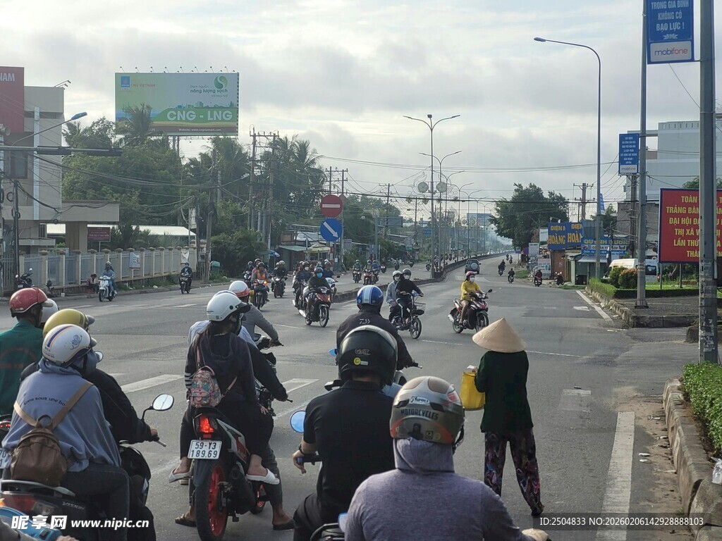 城市道路上的摩托车骑行队伍