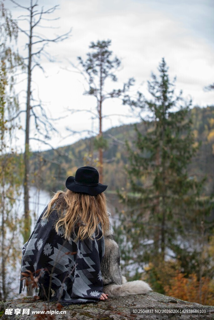 女子于林间湖畔静赏风景