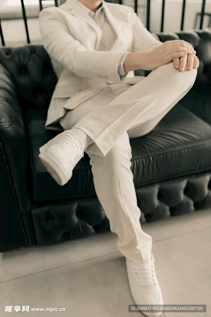 白色西装男士优雅坐姿