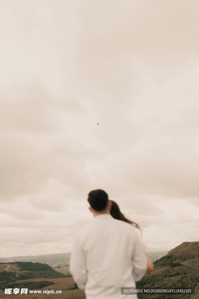 女子背对镜头眺望云海