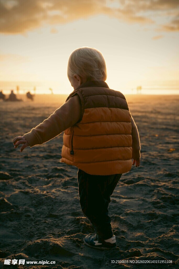 夕阳下漫步的可爱孩童