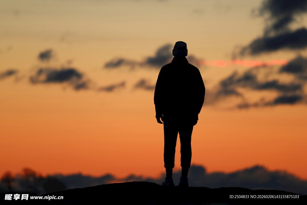 夕阳下的孤独身影