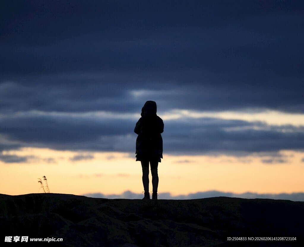 黄昏下的孤独身影