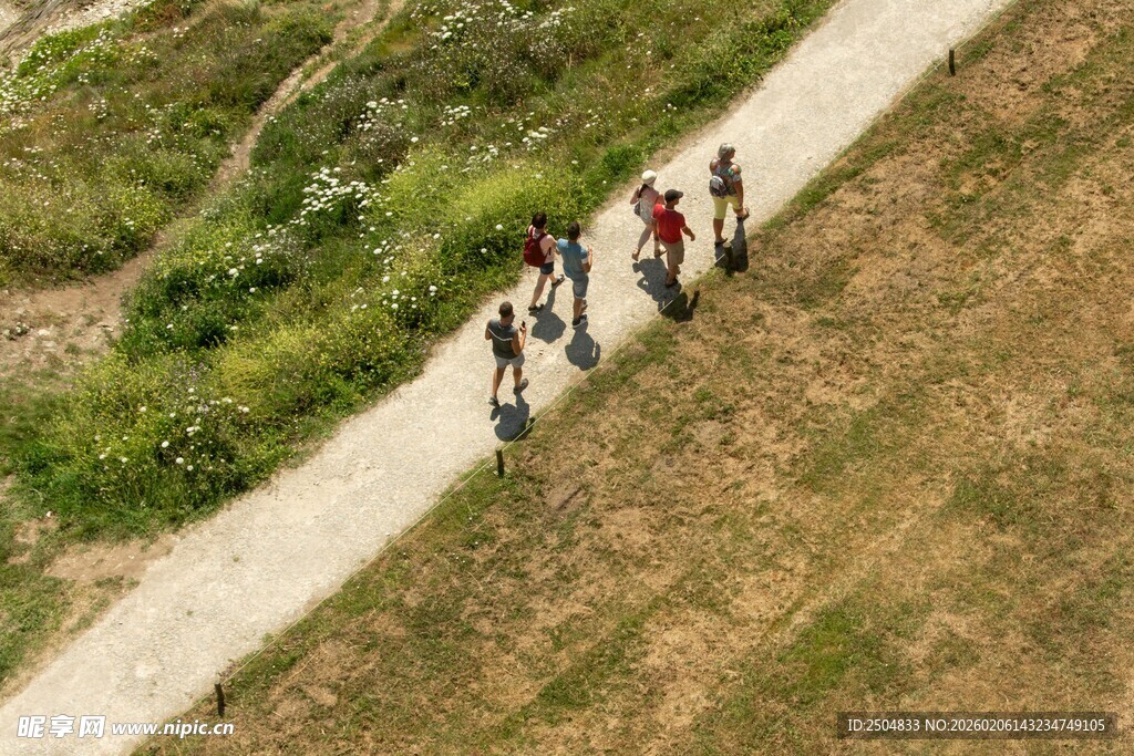 山间小径上的徒步旅行者