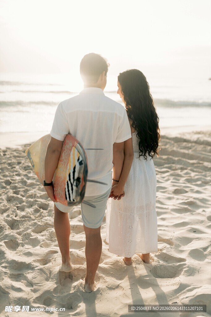 海边情侣牵手漫步美好瞬间