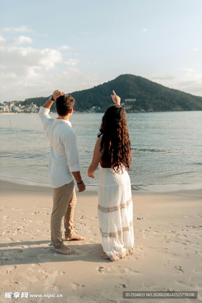 海边情侣漫步赏景