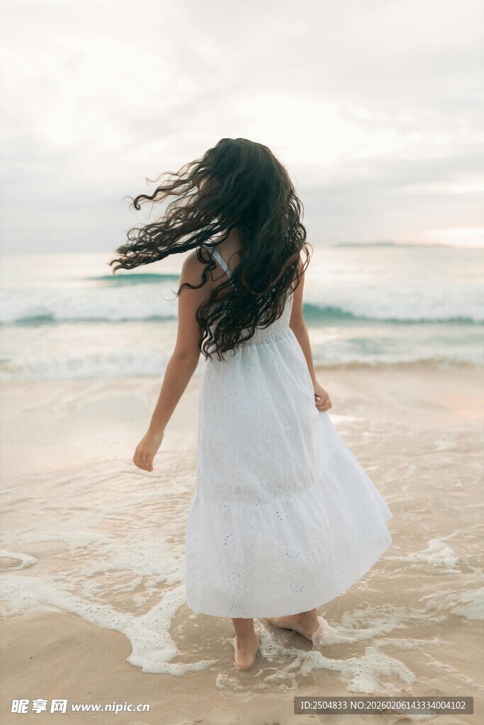 海边白衣少女漫步