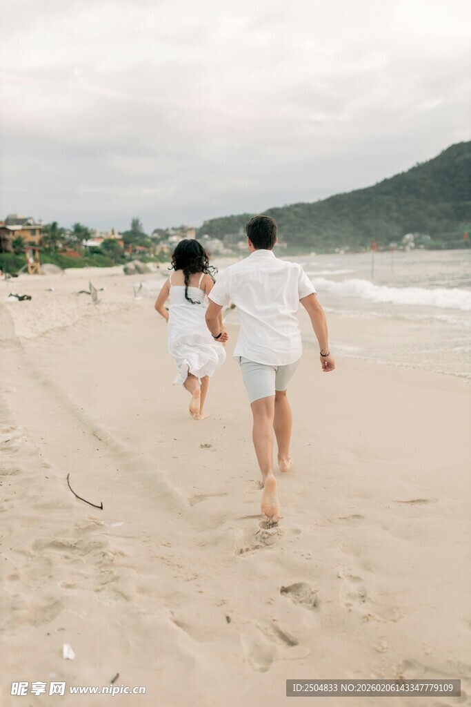 海边亲子漫步美好瞬间