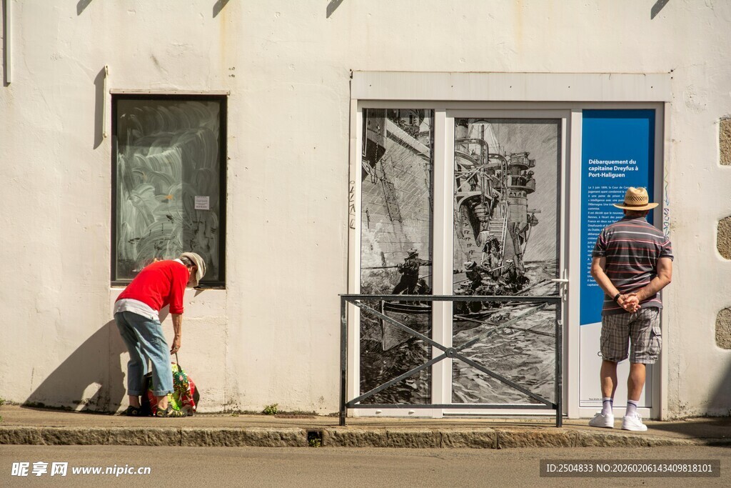 街头艺术创作瞬间
