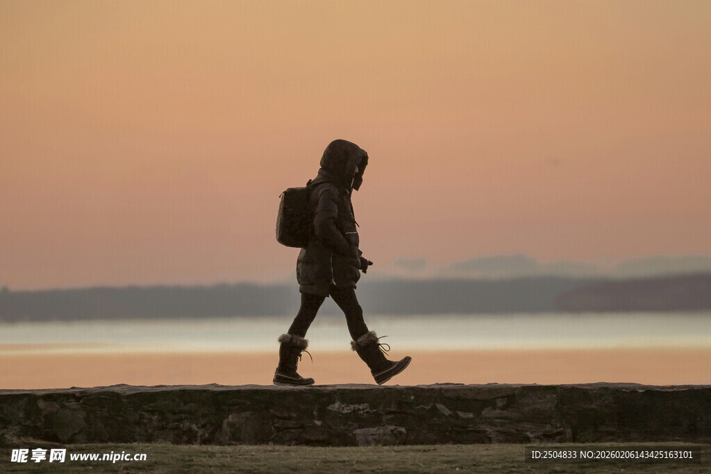 夕阳下独行的背影