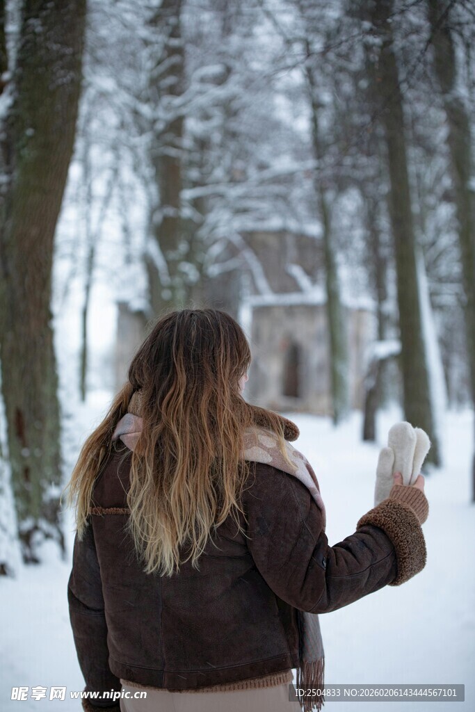 雪中女子自拍赏景瞬间