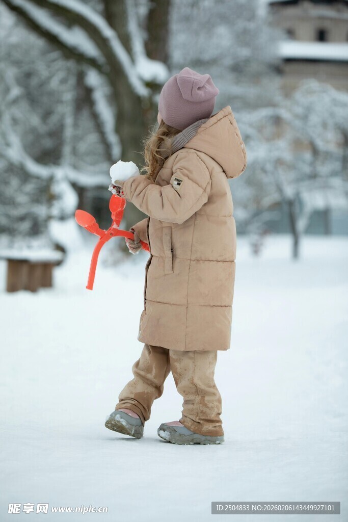 雪地中玩耍的可爱小女孩