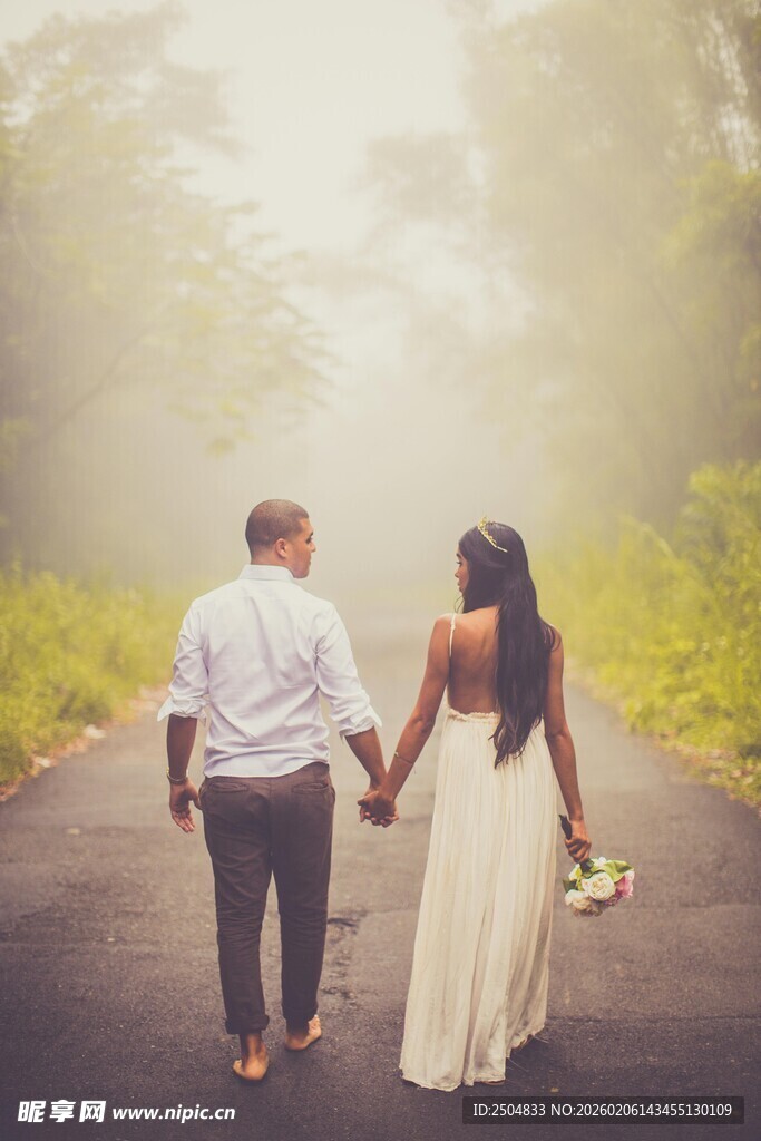 雾中情侣牵手漫步