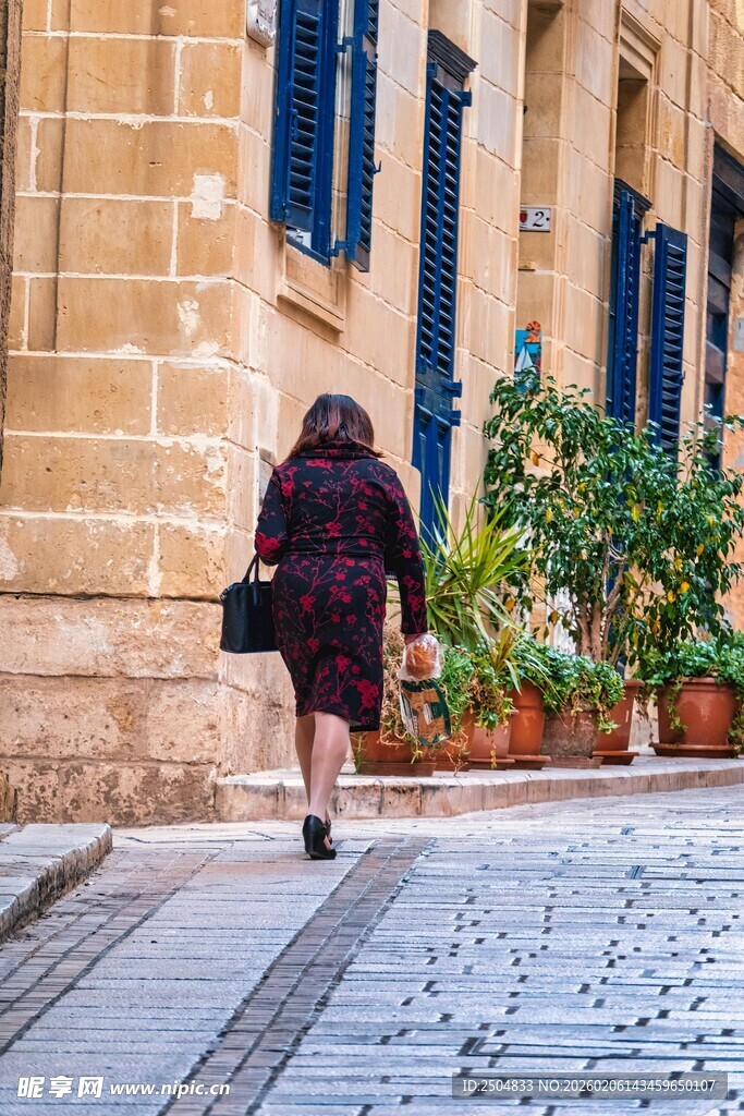 女子街头独行背影