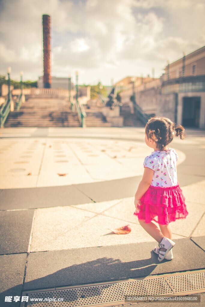 阳光下小女孩快乐漫步