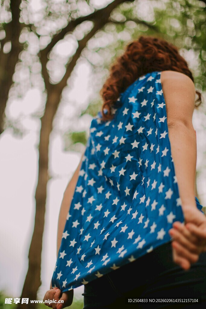 蓝底白点上衣背影女孩