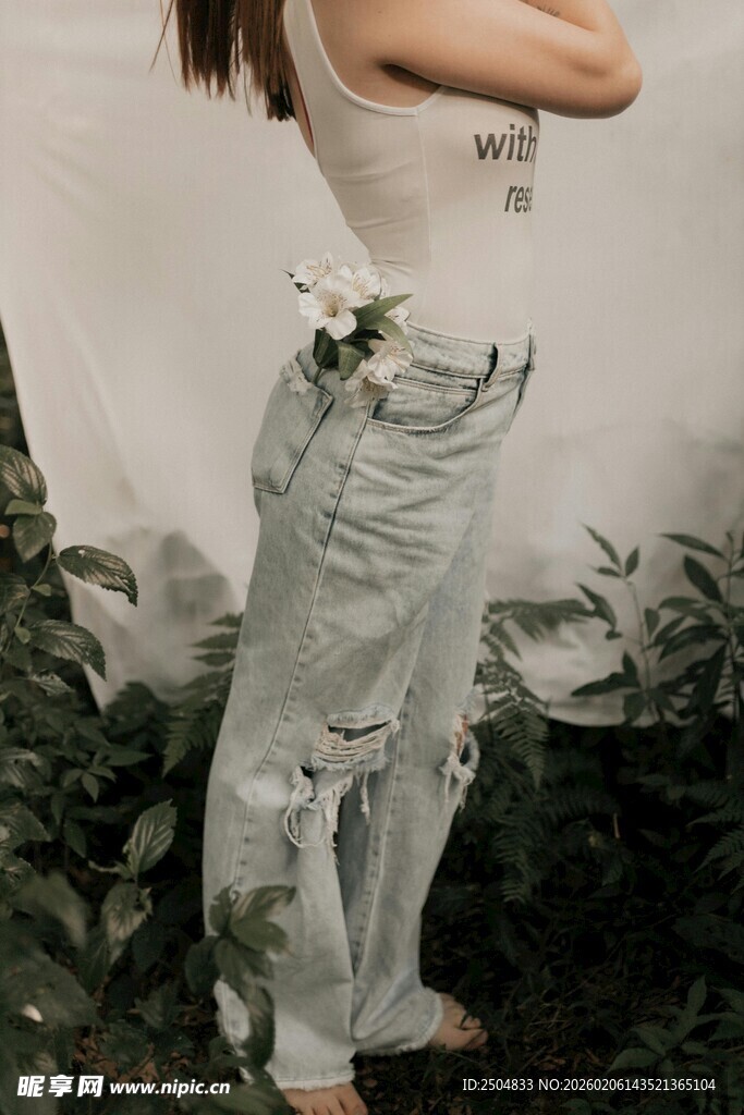 时尚女孩身着破洞牛仔裤
