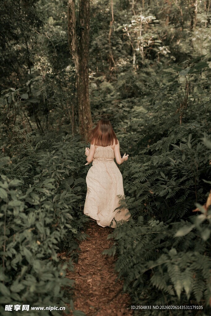 林间漫步的白衣女孩