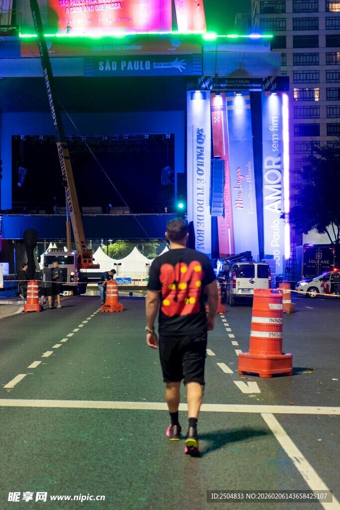 夜晚街头跑步的运动者