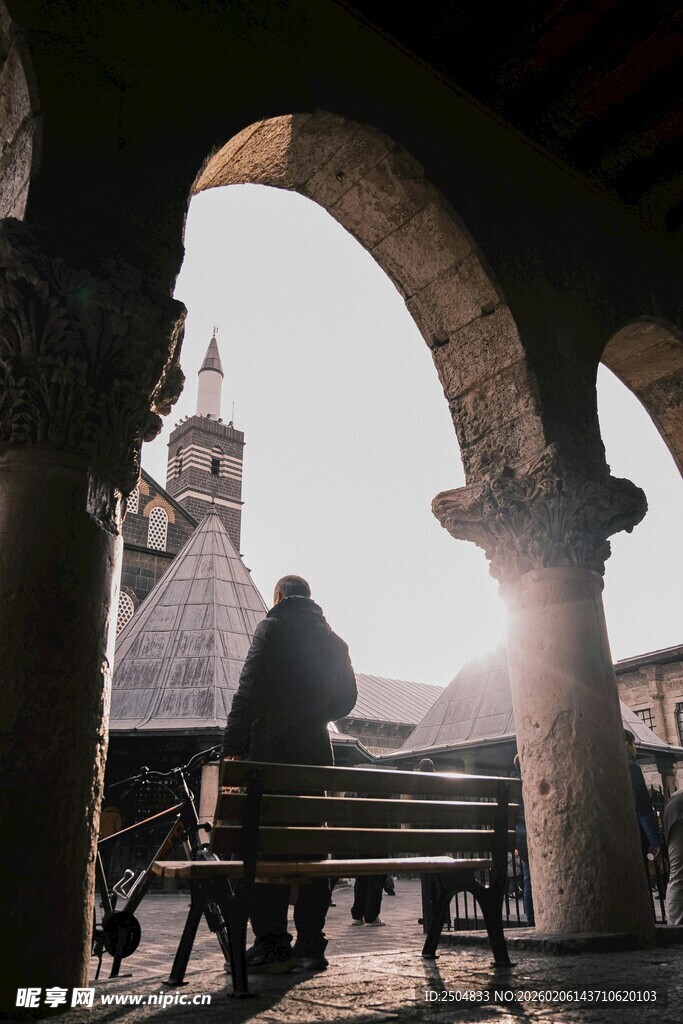 长椅上的人 静谧建筑风景