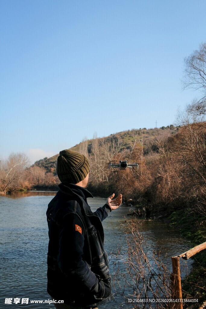 男子河畔专注赏景