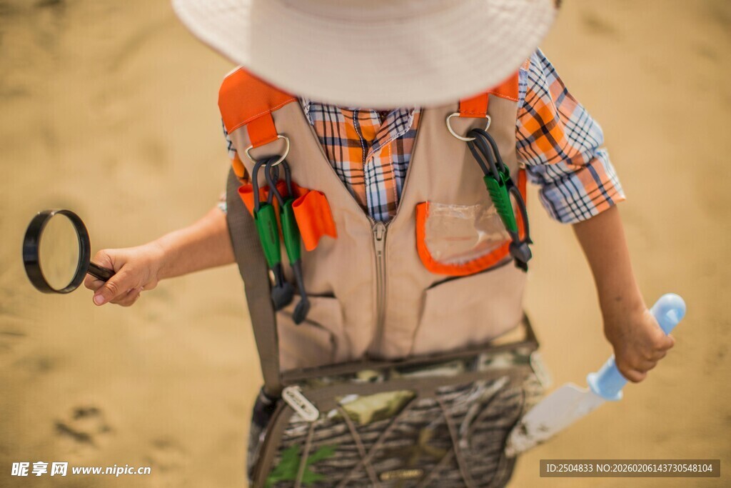 儿童户外探险装备满满