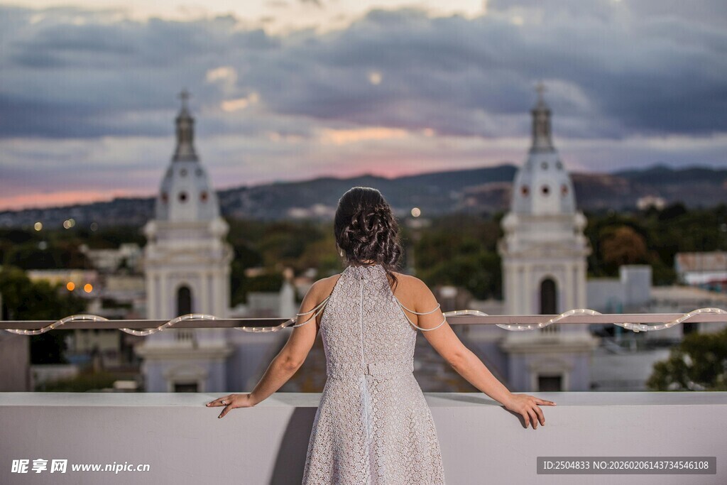 女子眺望双塔楼美丽景致