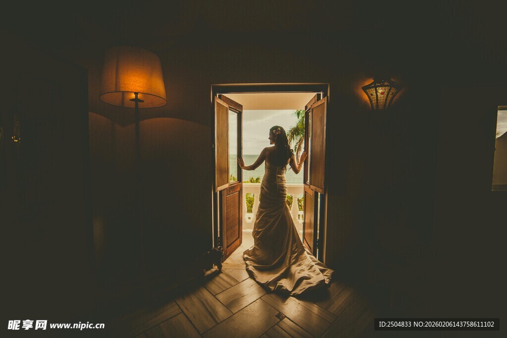 新娘于门旁的优雅瞬间