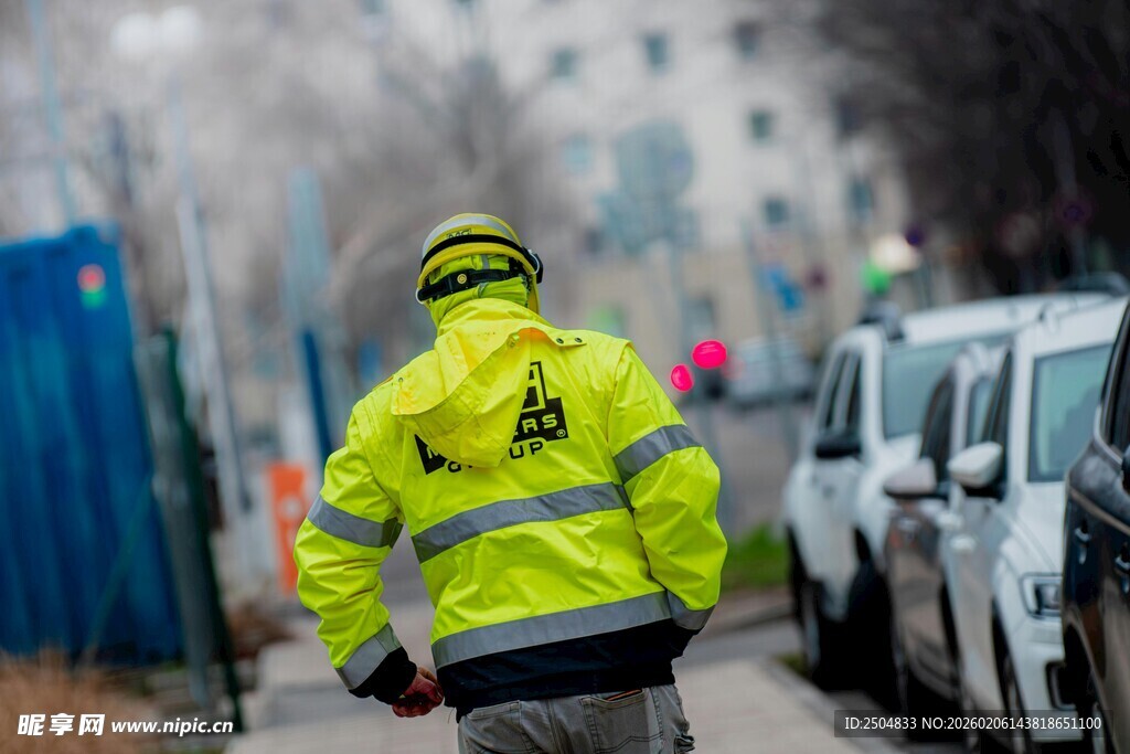 道路上的反光背心工作人员