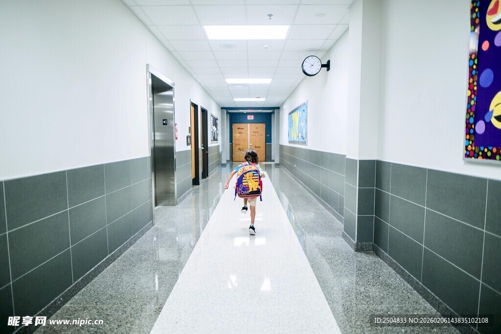 走廊上行走的小女孩