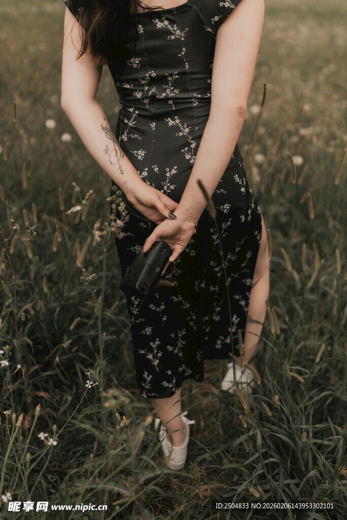 黑衣女子于草地优雅伫立