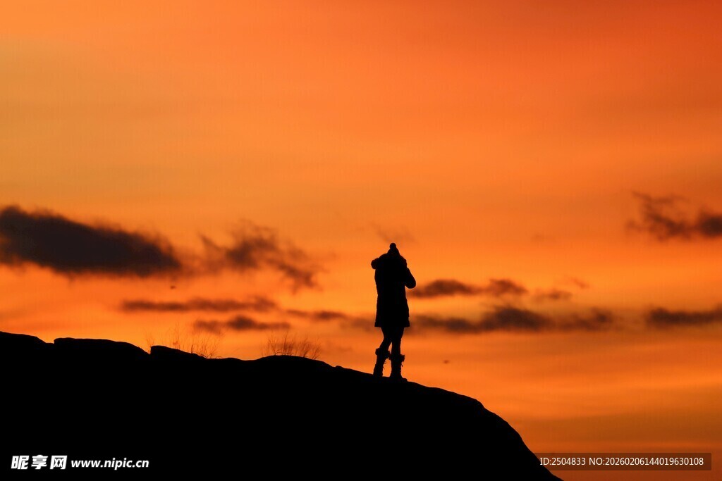 夕阳下的孤独身影