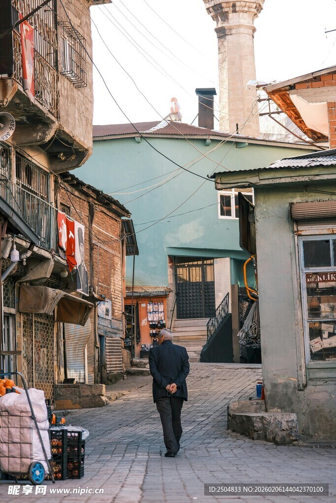 狭窄街巷中的行人身影