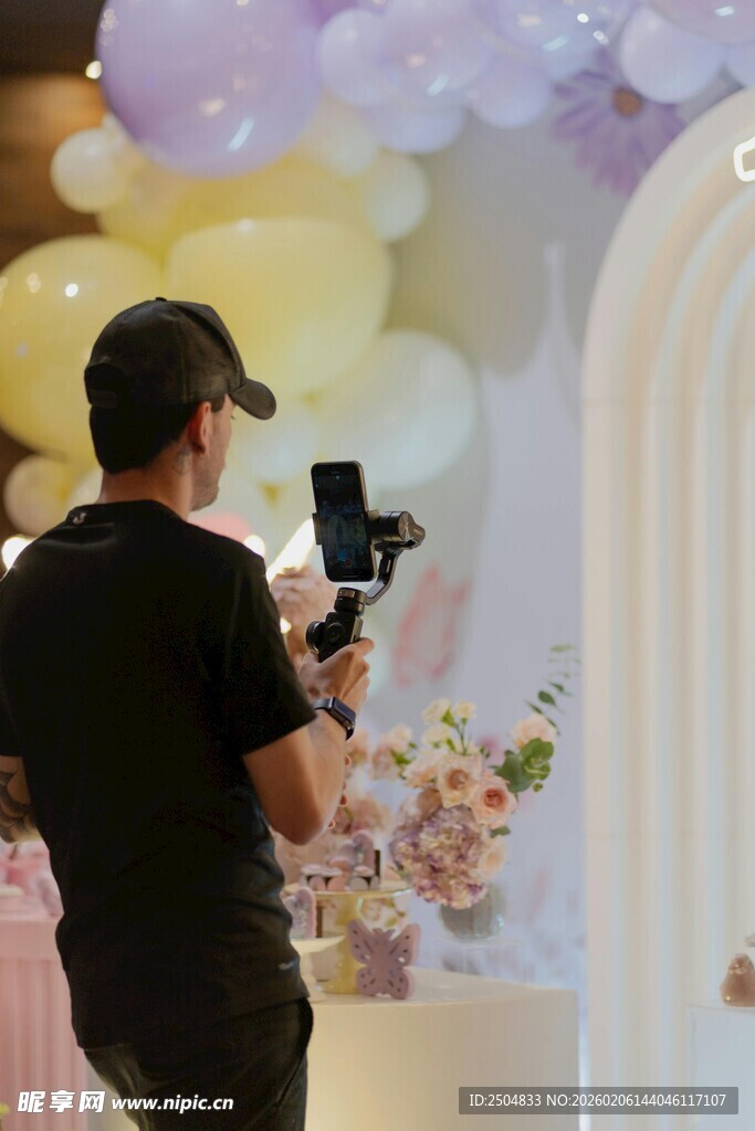 摄影师拍摄婚礼现场布置