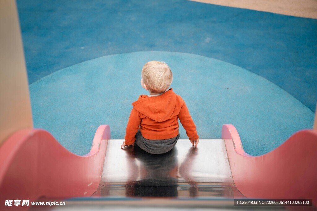 小孩在滑梯上玩耍
